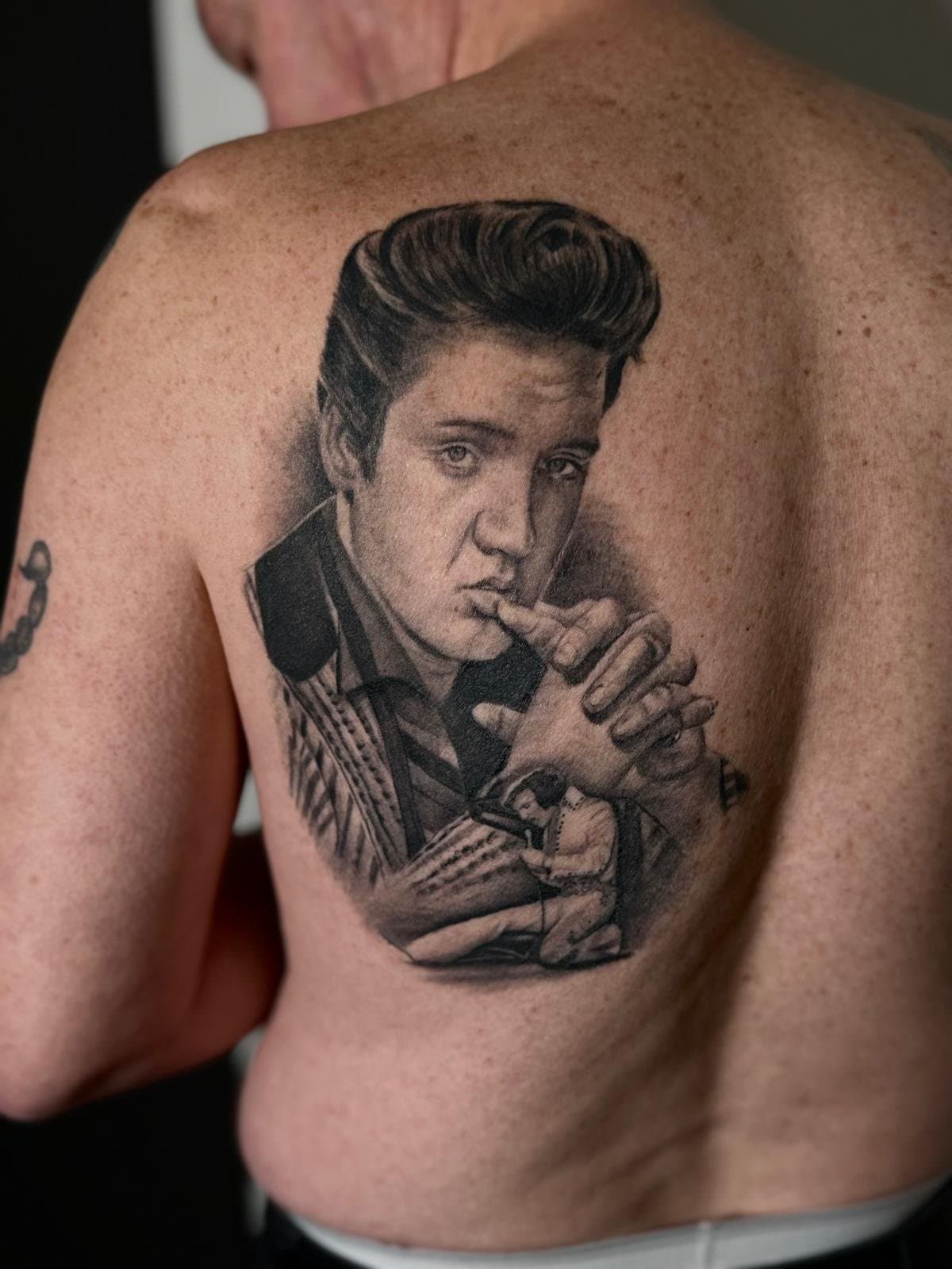 Portret van Elvis Presley in zwart-grijs, over het schouderblad