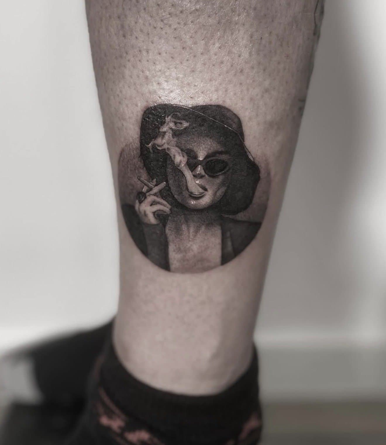 Rond portret van een rokende vrouw met zonnebril, op de kuit