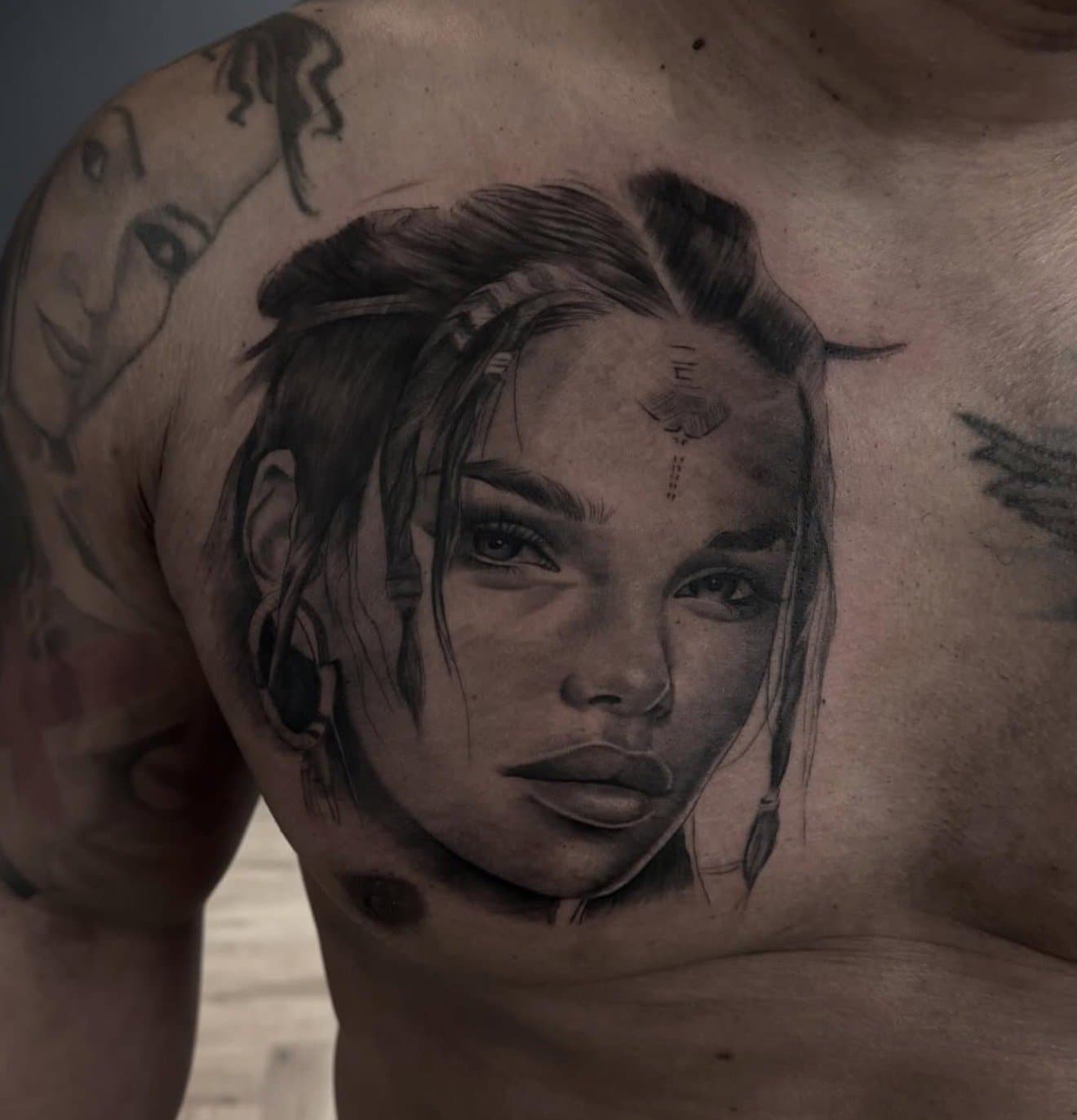Realistisch portret van een vrouw met vlechten en veren, over de borst